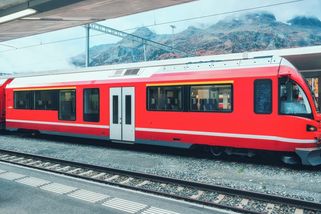 Strojvůdce ve Švýcarsku dostal okamžitého padáka za to, že si při řízení vlaku četl - Novinky